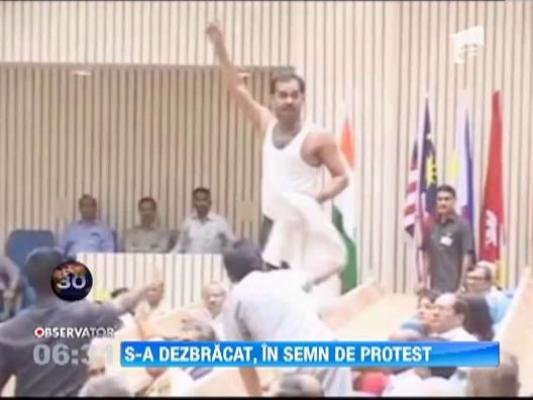 Un barbat s-a dezbracat inaintea discursului premierului indian