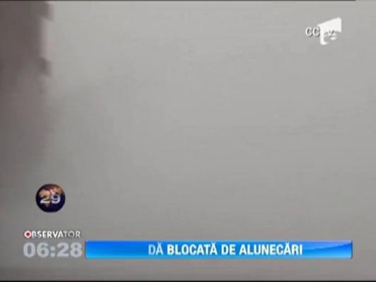 Autostrada blocata de alunecari de teren