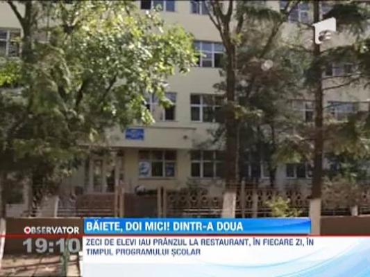 Elevii unei scoli din Bucuresti iau pranzul printre clientii care beau alcool si fumeaza