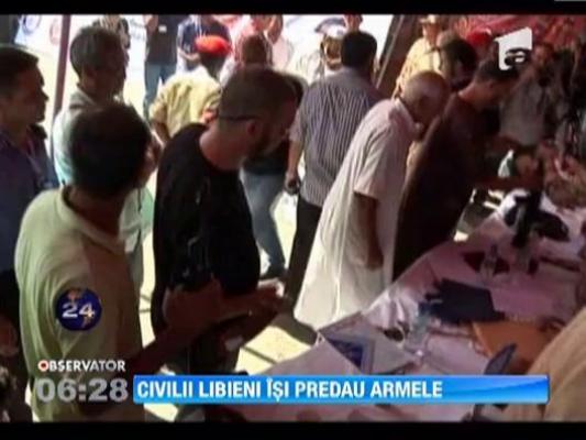 Civilii libieni isi predau armele