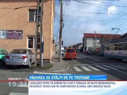 Padure de stalpi pe doua strazi modernizate din Arad