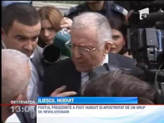 Ion Iliescu, huiduit si apostrofat de un grup de revolutionari