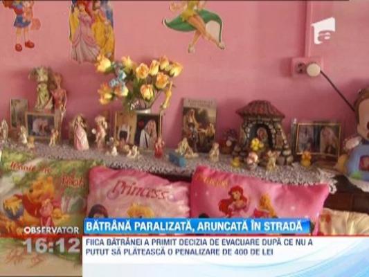 Batrana paralizata, aruncata in strada de autoritatile din Ploiesti