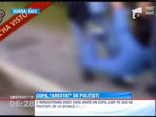 IMAGINI SOCANTE! Copil "arestat" de politisti, in Italia