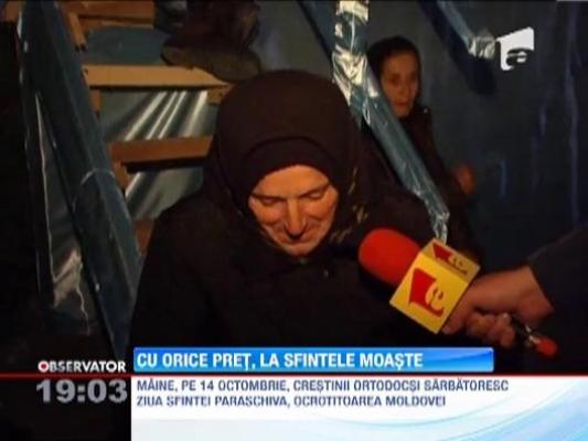 100 de mii de pelerini au indurat ploaia pentru moastele Sfintei Parascheva