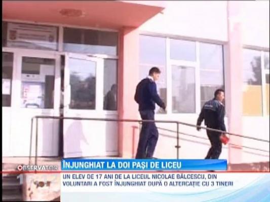 Un elev a fost injunghiat in picior, dupa o altercatie cu trei indivizi. Atacatorii au fost prinsi