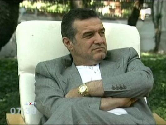 Stelistii Nikolici si Gabi Matei, beti crita. Cei doi au vomitat fara rusine dintr-un taxi