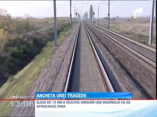 Anchetatorii din cazul fetitei cazute din tren: "Usa a functionat normal! Copilul a deschis-o ca sa fumeze"