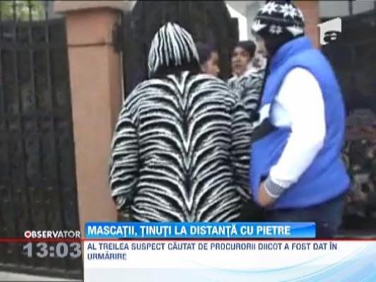 Descinderi la palatele romilor din Strehaia! Romii au aruncat cu pietre dupa mascati