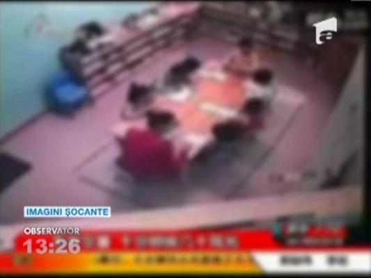 O invatatoare din Coreea de Sud isi bate cu salbaticie elevii