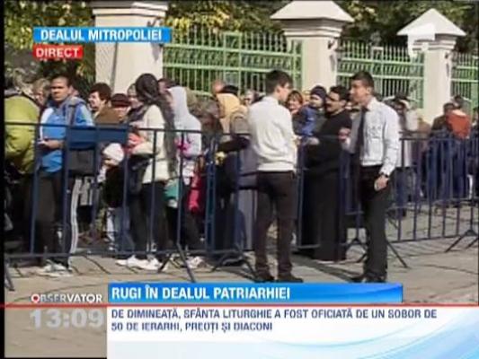 Pelerinii s-au aliniat la o coada kilometrica pentru a se ruga la moaste