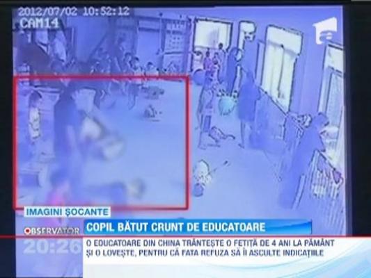 IMAGINI SOCANTE! / Copil batut de educatoare