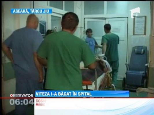 O masina in care se aflau doi tineri s-a rasturnat de mai multe ori pe o strada din Targu Jiu, apoi a lovit doi batrani