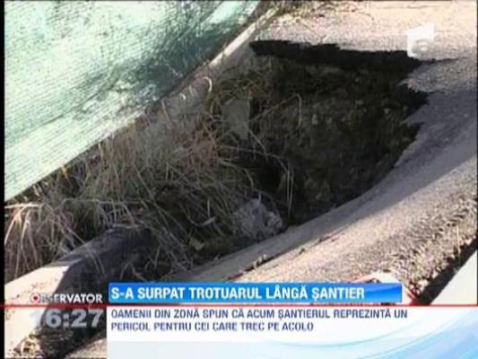 Trotuar surpat langa un santier din Cluj