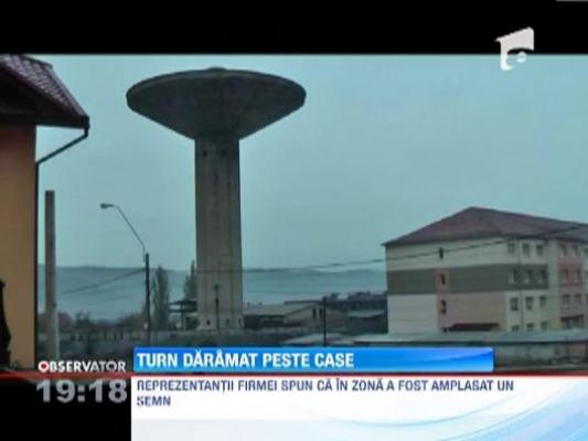 UPDATE / Turn de beton de cateva tone prabusit peste case