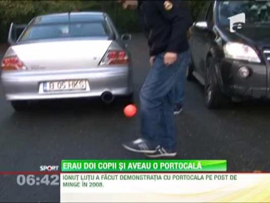 Lutu jongleaza cu o portocala