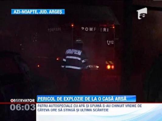 Pericol de explozie de la o casa arsa