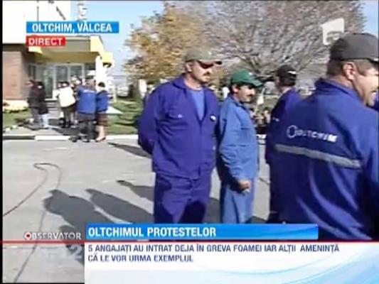 Proteste violente la Oltchim. 700 de angajati au iesit revoltati in curtea combinatului