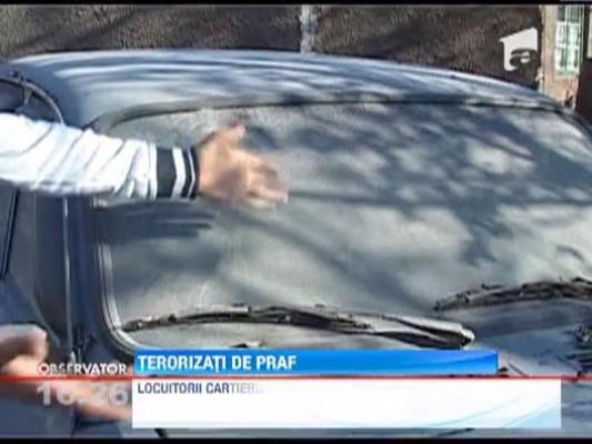 Mii de oameni dintr-un cartier resitean sunt intoxicati zilnic de praful si gazele toxice