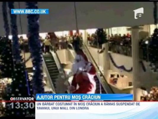 Moment amuzant! Mos Craciun a ramas cu barba prinsa de tavanul unui mall!