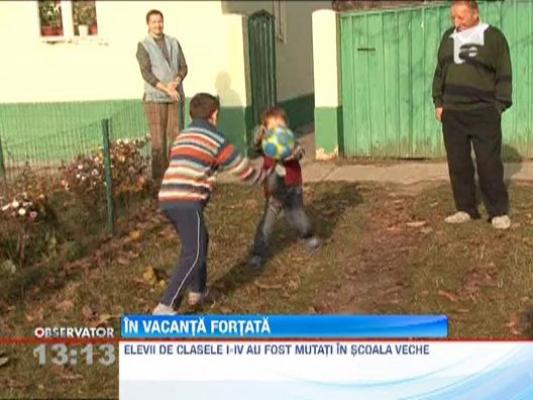 S-a lasat cu scandal si suparare la usa scolii inchise din Masloc