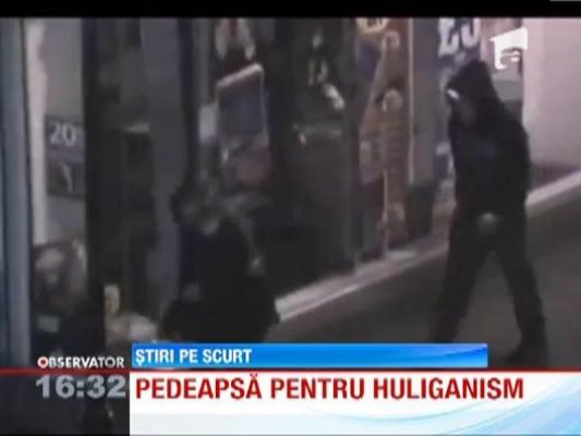 Un tanar care facea gesturi obscene catre o camera de supraveghere s-a lovit de un stalp