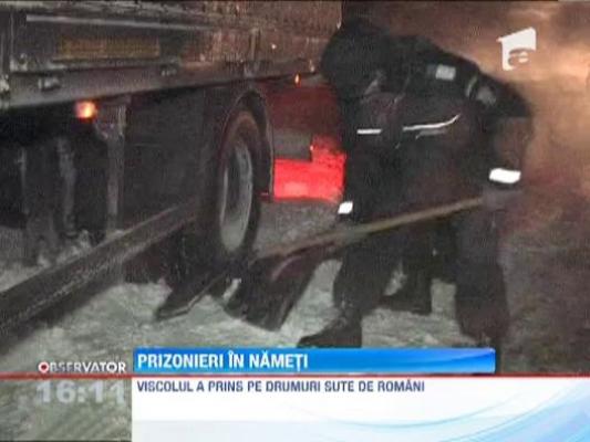 Sute de oameni au ramas blocati in masinile ingropate in zapada