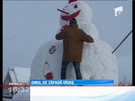 O familie din Bacau a ridicat un om de zapada urias