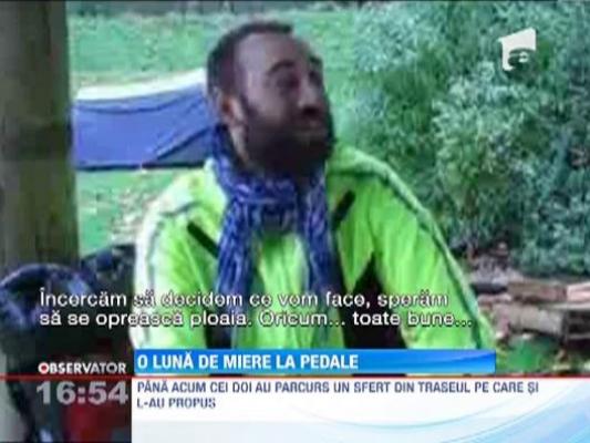 Un cuplu isi petrece luna de miere pedaland din Noua Zeelanda pana in Maria Britanie