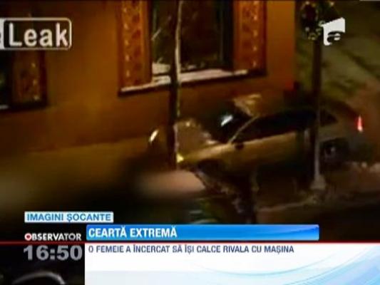 SUA: O femeie a incercat sa-si calce cu masina o rivala din trafic