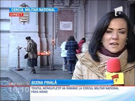 Pelerinaj la Cercul Militar National! Sute de romani isi iau ramas bun la de la maestrul Sergiu NIcolaescu