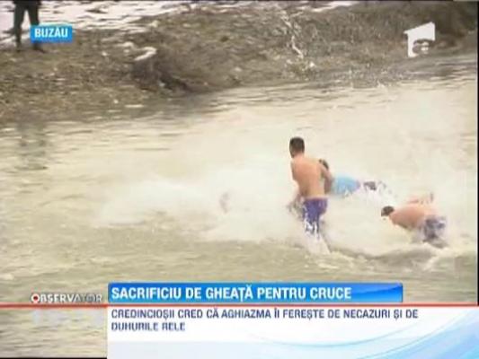 In numele crucii, zeci de oameni au facut o baie rece ca gheata
