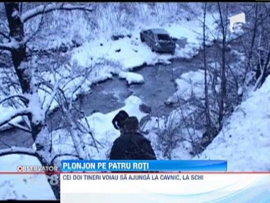 Au trecut milimetric pe langa moarte dupa ce au plonjat cu masina in albia unui rau