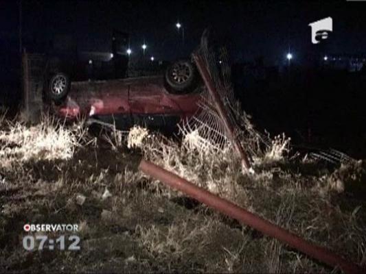 Patru tineri au scapat cu viata, cu mult noroc, dintr-un accident rutier violent.