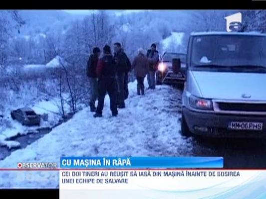 Drumul spre partie s-a incheiat intr-o rapa din Maramures pentru doi tineri schiori!  Au derapat cu autoturismul pe un drum acoperit cu polei