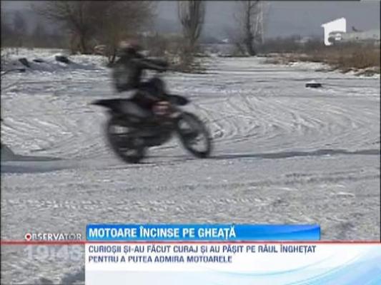 Zeci de motocilisti au dat un adevarat spectacol pe gheata raului Mures