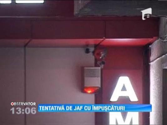 Focuri de arma in Barlad! Trei indivizi mascati au incercat sa jefuiasca un magazin de bijuterii dar patronul si fiul acestuia au ripostat.