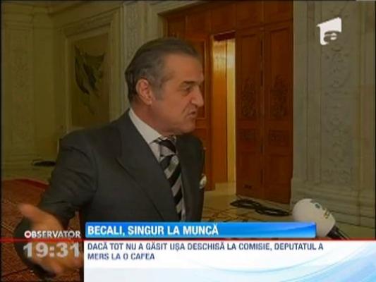 Singur la munca! Gigi Becali a venit la Parlament, dar sala de sedinta era inchisa