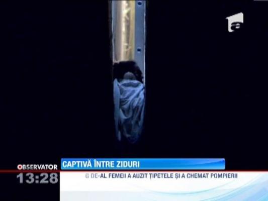 SUA: O femeie a ramas blocata intre peretii unei cladiri mai bine de patru ore