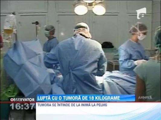 Medicii clujeni incearca sa indeparteze o tumora de 18 kilograme