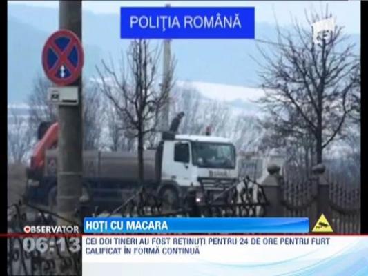 Cluj: Doi tineri se foloseau de o macara pentru a fura containere metalice de birouri