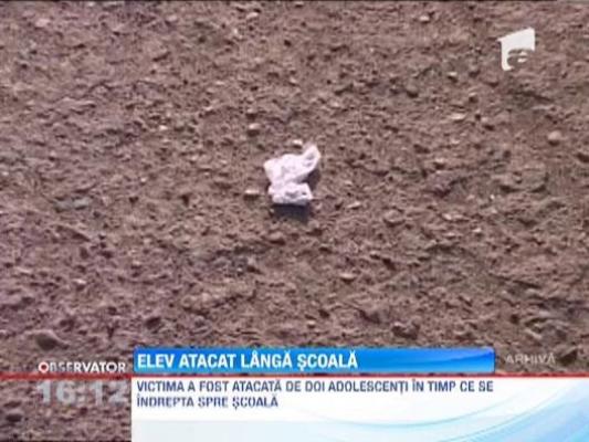 Agresorii care au injunghiat un elev langa o scoala din Capitala au fost prinsi