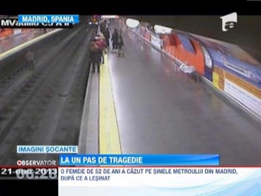 O femeie care a lesinat si s-a prabusit peste sine metroului din Madrid, salvata in ultima clipa de catre un politist