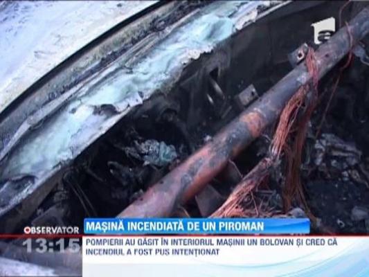Masina incendiata de un piroman