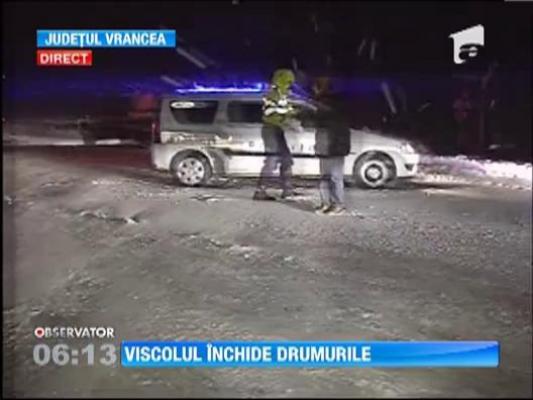 Mai multe drumuri din Moldova au fost inschise din cauza viscolului