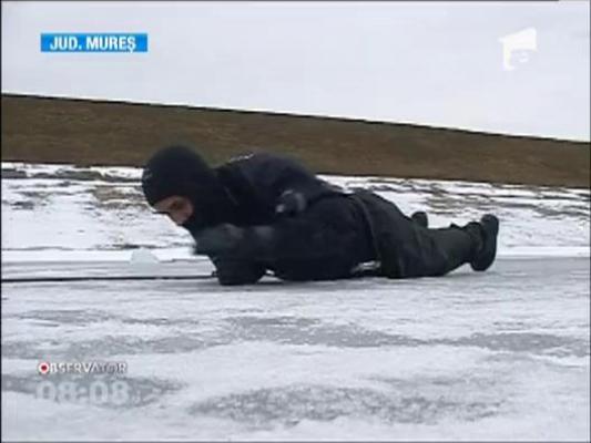 Pompierii din Mures au demonstrat cum poate fi salvat un om prins sub gheata