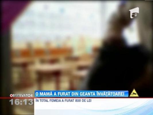 Mama unei eleve a furat timp de doua luni din poseta invatatoarei fiicei sale