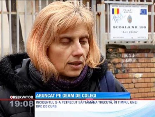 Elev aruncat pe geam de patru colegi