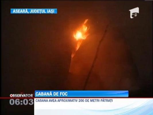 Cabana de lemn, distrusa de un incendiu puternic