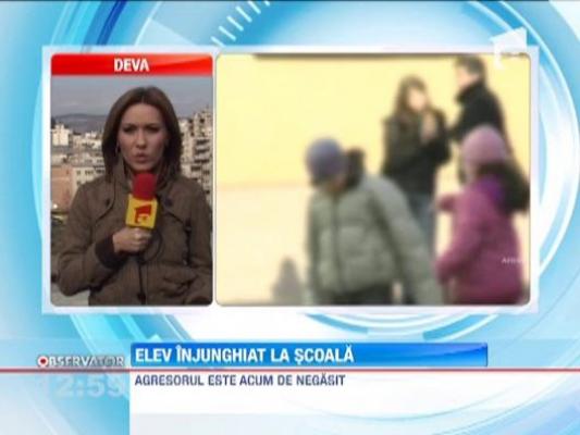 Un elev al unui liceu din Baia Mare a fost injunghiat pe holurile scolii de un coleg